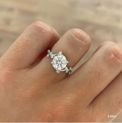 Anillo de compromiso con diamante redondo y detalles orgánicos — Amelia Maia