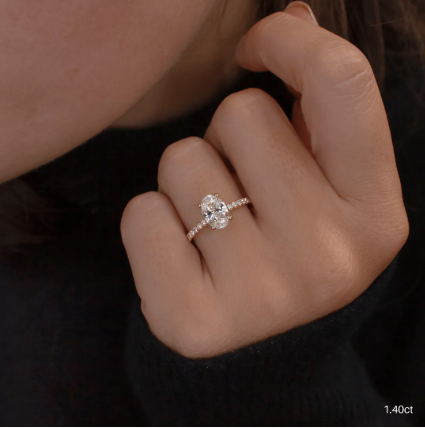 Anillo de compromiso con diamante oval en oro — Amelia Maia