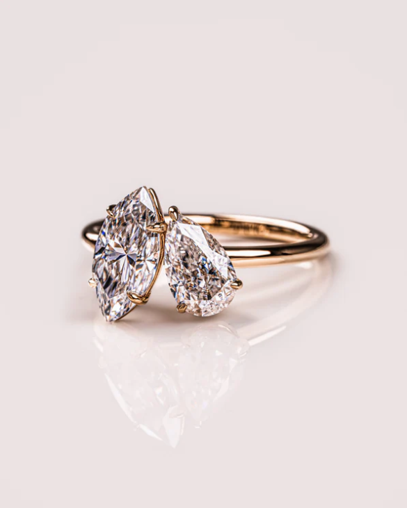 Detalle de anillo Toi et Moi con dos diamantes pear lab-grown, diseño moderno y elegante.