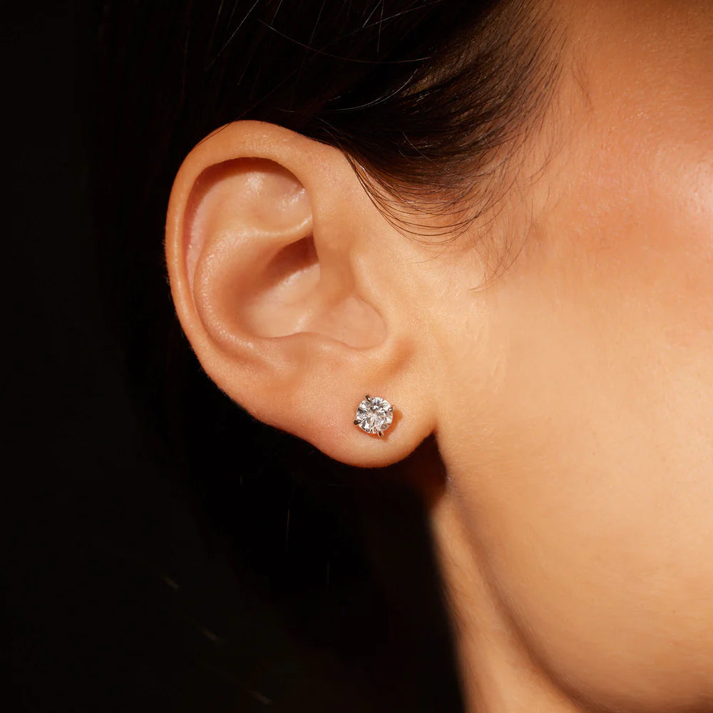 Pendientes elegantes con pavé de diamantes — Amelia Maia.