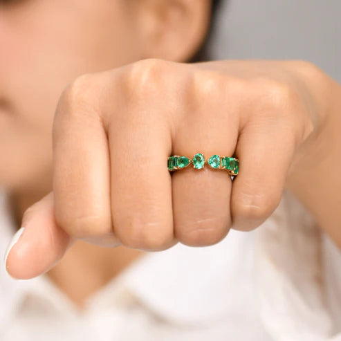 Anillo contemporáneo con esmeraldas de diferentes cortes — Amelia Maia.