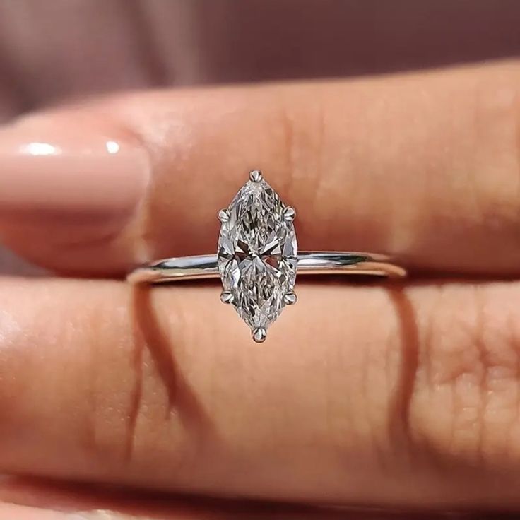 Anillo de compromiso marquise 1.50 ct en oro blanco, vista sobre la mano mostrando proporción y brillo.
