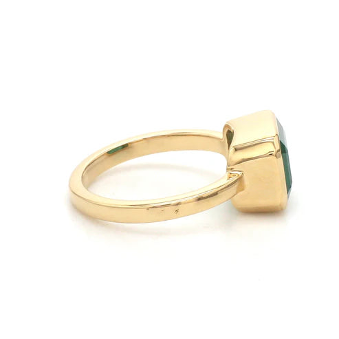 Anillo bezel con esmeralda corte esmeralda — Amelia Maia.