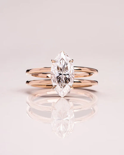 Anillo de compromiso con lab-grown diamond 2.00 ct corte marquise en diseño de doble banda en oro.