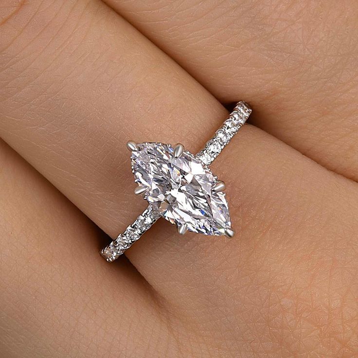 Detalle de anillo de compromiso marquise 2.00 ct con engaste de seis garras y brazo pavé.