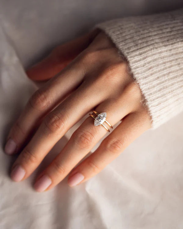 Anillo de compromiso con lab-grown diamond 2.00 ct corte marquise en diseño de doble banda en oro.