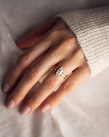 Anillo de compromiso con lab-grown diamond 2.00 ct corte marquise en diseño de doble banda en oro.
