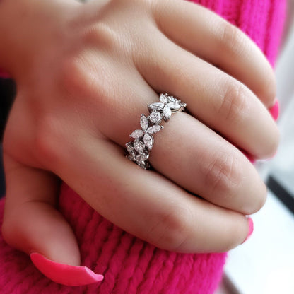 Anillo floral con diamantes de laboratorio F/VS1 corte marquesa — Amelia Maia.