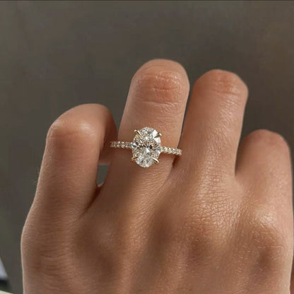 Anillo de compromiso oval 2.00 ct con pavé lateral, vista sobre la mano mostrando proporción y brillo.