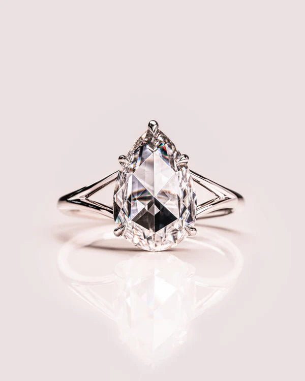 Anillo de compromiso con lab-grown diamond 1.50 ct corte pear y diseño split band en oro.