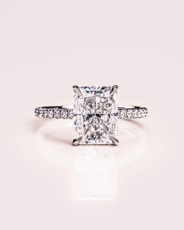 Anillo de compromiso con lab-grown diamond 3.00 ct corte radiant y pavé de diamantes en oro.