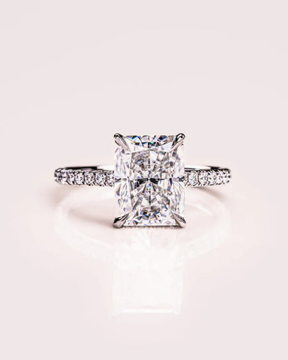 Anillo de compromiso con lab-grown diamond 3.00 ct corte radiant y pavé de diamantes en oro.