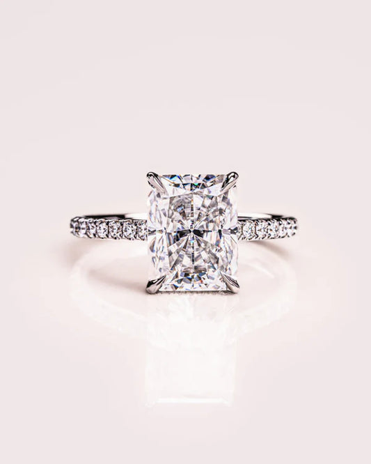 Anillo de compromiso con lab-grown diamond 3.00 ct corte radiant y pavé de diamantes en oro.
