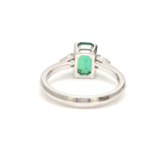 Anillo de compromiso con esmeralda y diamantes — Amelia Maia.