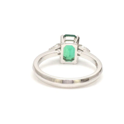 Anillo de compromiso con esmeralda y diamantes — Amelia Maia.