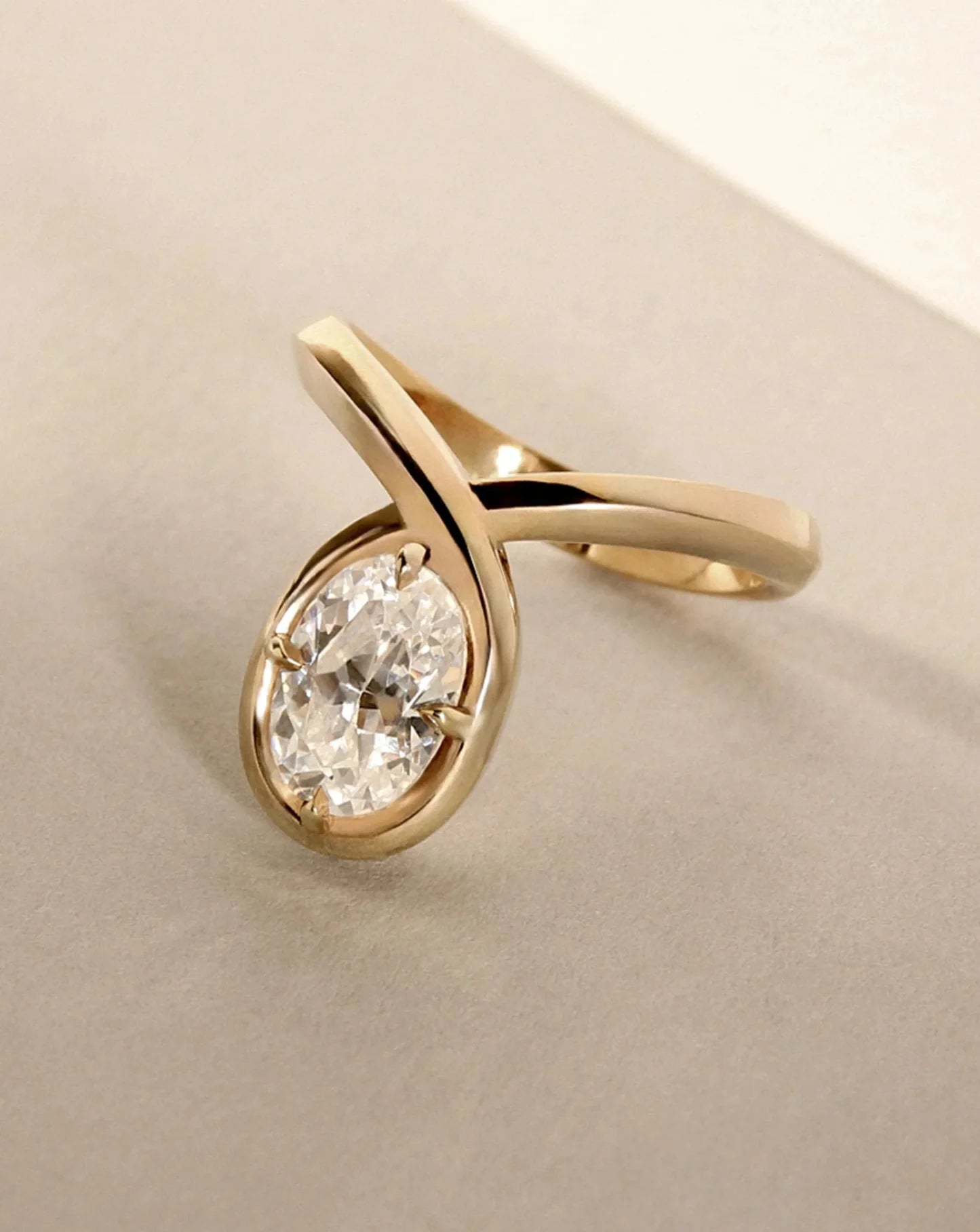 Anillo de compromiso con lab-grown diamond de 1.50 ct corte oval en oro amarillo con diseño twist