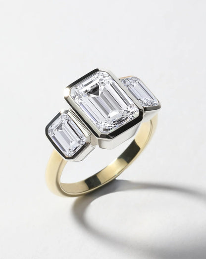 Anillo de compromiso con lab-grown diamonds corte emerald, centro de 1.50 ct y laterales de 0.50 ct con engaste bezel.