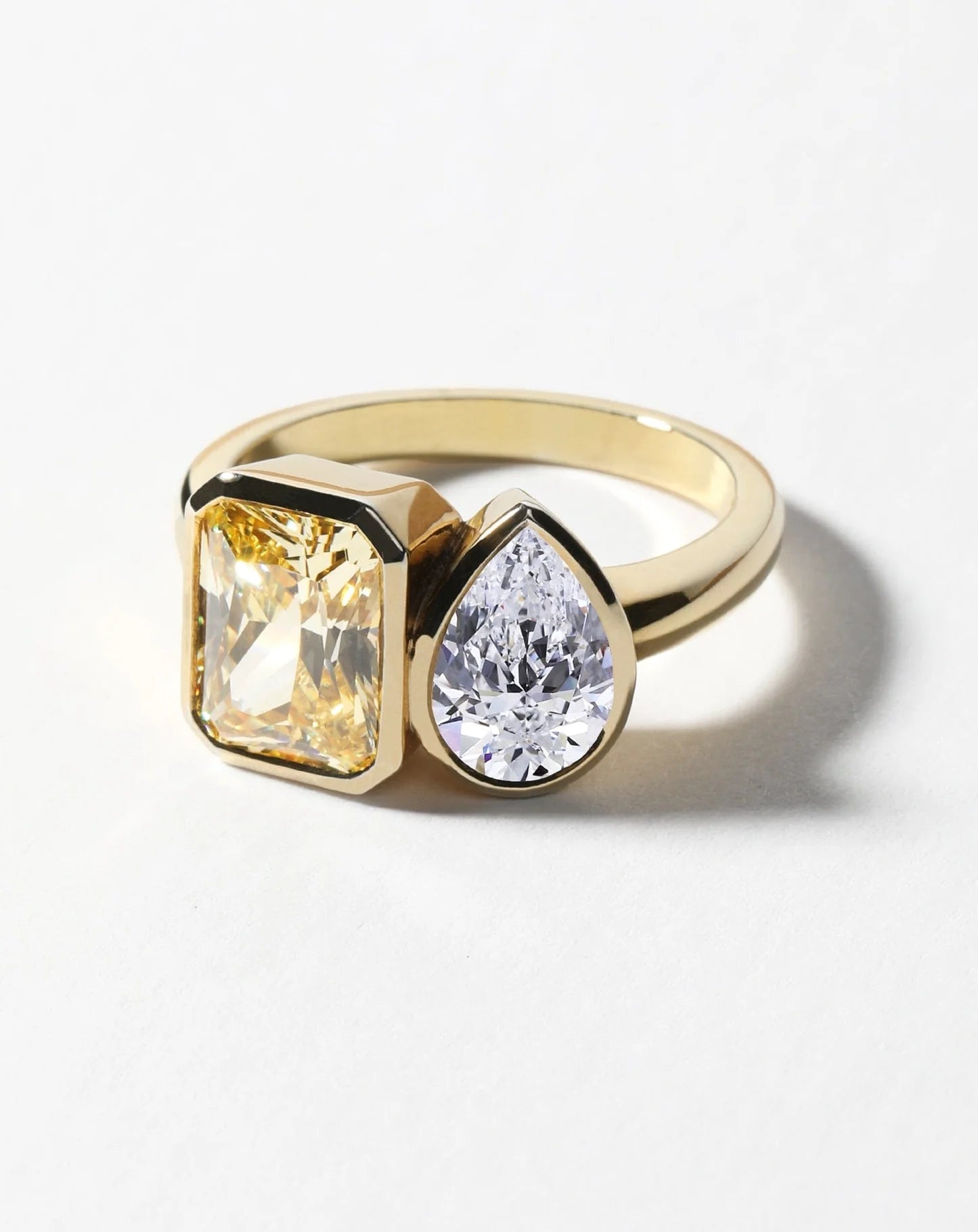 Anillo de compromiso Toi et Moi con lab-grown diamonds de 1.00 ct cada uno, corte emerald amarillo y pear incoloro en oro.