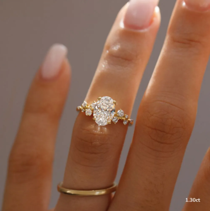 Anillo de compromiso oval con diamantes de laboratorio — Amelia Maia