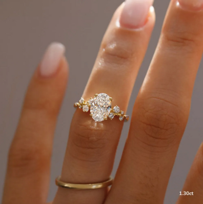 Anillo de compromiso oval con diamantes de laboratorio — Amelia Maia