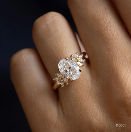 Anillo de oro con diamante oval de laboratorio 2.00 ct