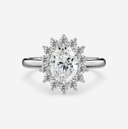 Anillo halo oval con diamantes de laboratorio en oro blanco — Amelia Maia