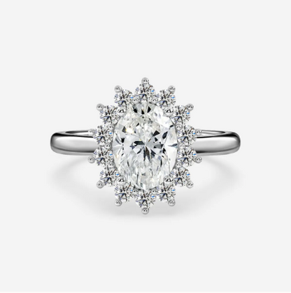 Anillo halo oval con diamantes de laboratorio en oro blanco — Amelia Maia