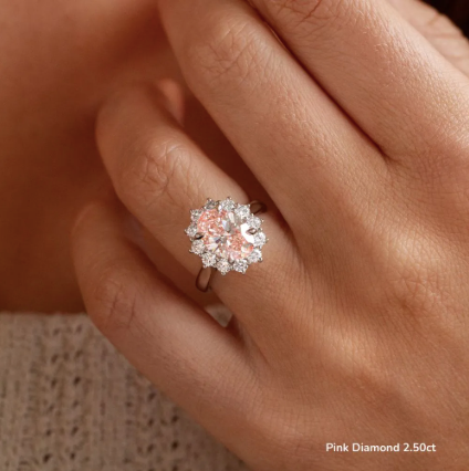 Anillo halo oval con diamantes de laboratorio en oro blanco — Amelia Maia