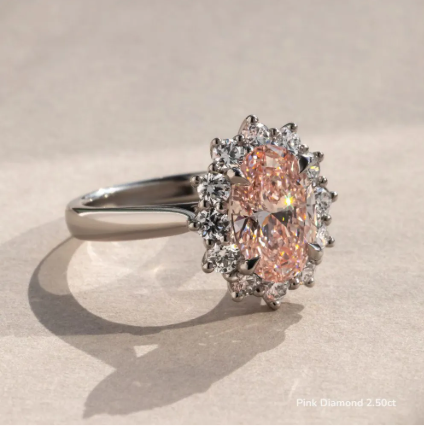 Anillo halo oval con diamantes de laboratorio en oro blanco — Amelia Maia