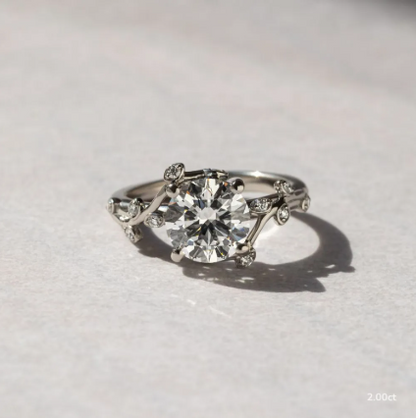 Anillo solitario floral con diamante de laboratorio — Amelia Maia