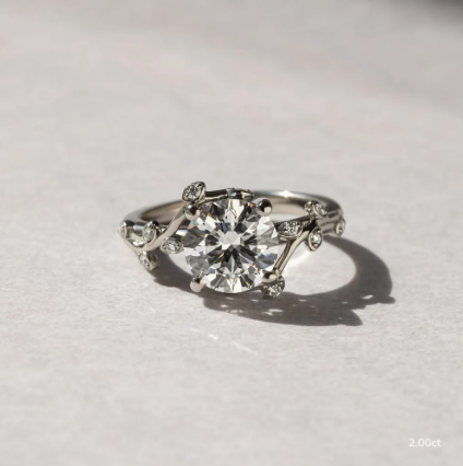 Anillo solitario floral con diamante de laboratorio — Amelia Maia
