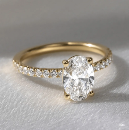 Anillo solitario oval con pavé de diamantes — Amelia Maia