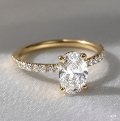 Anillo solitario oval con pavé de diamantes — Amelia Maia