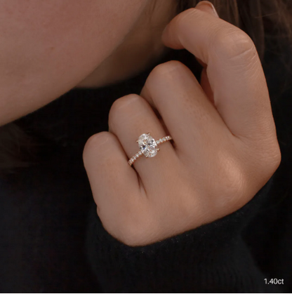 Anillo de compromiso con diamante oval en oro — Amelia Maia