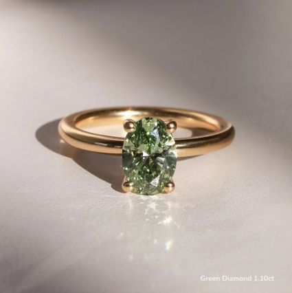 Anillo de compromiso solitario con diamante verde de laboratorio 1.10 ct corte oval en oro, engaste de 4 garras.