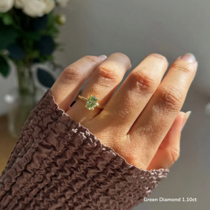 Anillo de compromiso solitario con diamante verde de laboratorio 1.10 ct corte oval en oro, engaste de 4 garras.