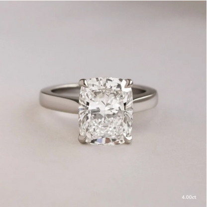 Anillo de compromiso con diamante de laboratorio 4.00 ct corte cushion en diseño solitario de cuatro garras.