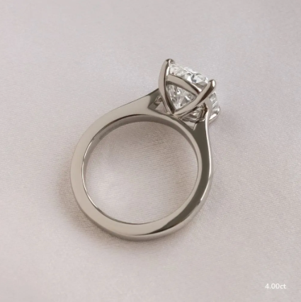 Anillo de compromiso con diamante de laboratorio 4.00 ct corte cushion en diseño solitario de cuatro garras.