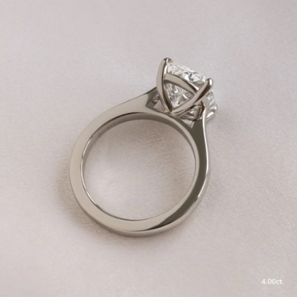 Anillo de compromiso con diamante de laboratorio 4.00 ct corte cushion en diseño solitario de cuatro garras.