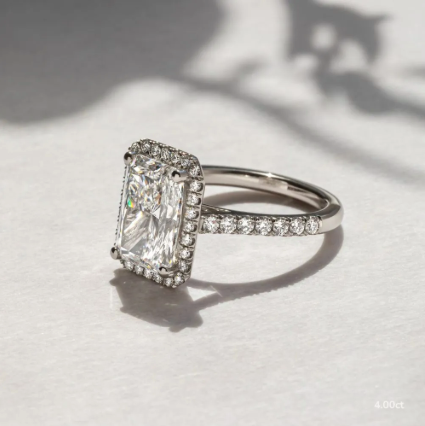 Anillo de compromiso con diamante de laboratorio 4.00 ct corte radiant, diseño halo con pavé de diamantes en oro.