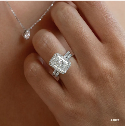 Detalle de anillo de compromiso radiant 4.00 ct con halo de diamantes y brazo pavé.