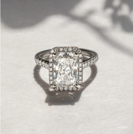 Anillo de compromiso con diamante de laboratorio 4.00 ct corte radiant, diseño halo con pavé de diamantes en oro.