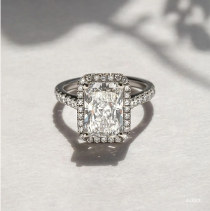 Anillo de compromiso con diamante de laboratorio 4.00 ct corte radiant, diseño halo con pavé de diamantes en oro.
