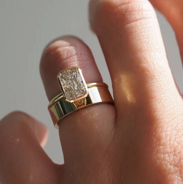 Anillo de compromiso con diamante de laboratorio 1.50 ct corte emerald en engaste bezel de oro.