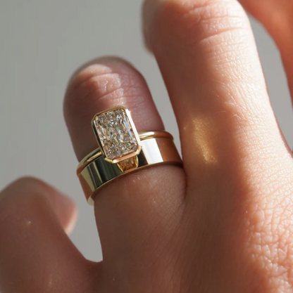 Anillo de compromiso con diamante de laboratorio 1.50 ct corte emerald en engaste bezel de oro.