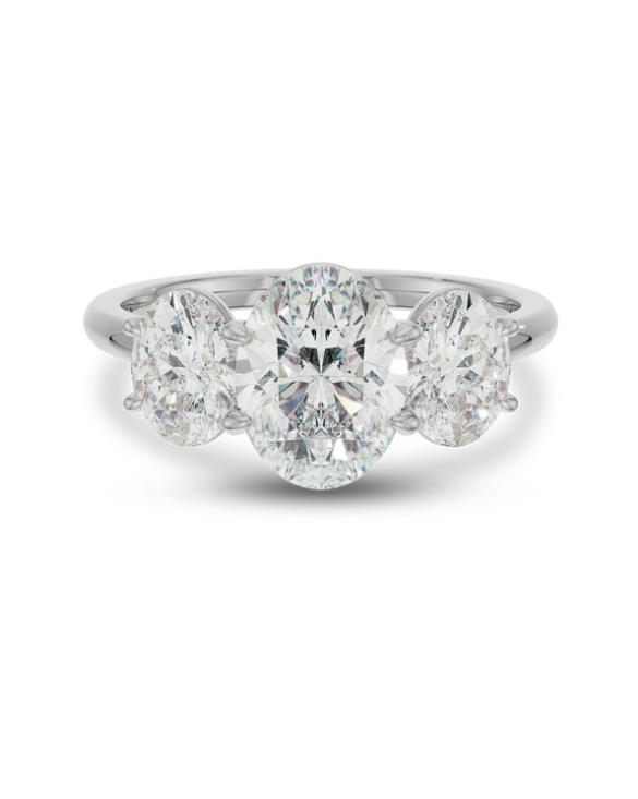 Detalle de anillo three-stone oval con diamantes de laboratorio, diseño elegante con tres piedras.