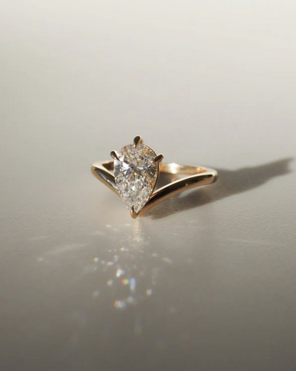 Anillo de compromiso con diamante de laboratorio 2.00 ct corte pear en diseño moderno con brazo en V en oro.