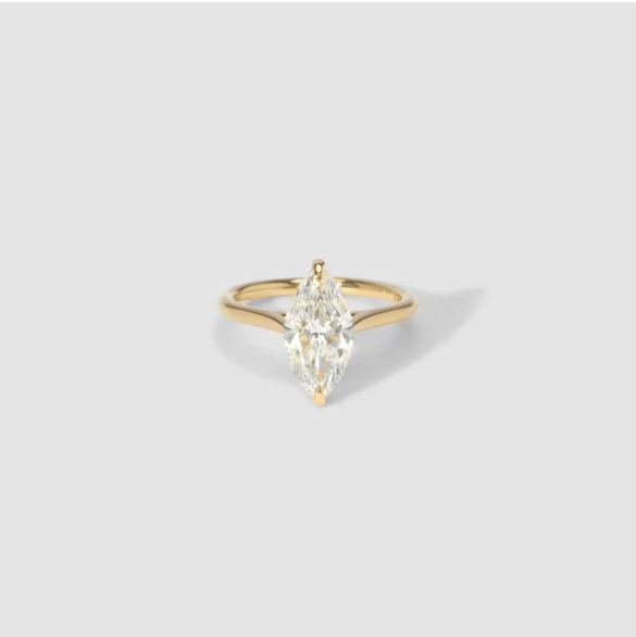 Anillo de compromiso con diamante de laboratorio 1.50 ct corte marquise en oro amarillo, diseño solitario.