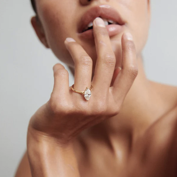Detalle de anillo marquise 1.50 ct con engaste de garras y banda delgada en oro.