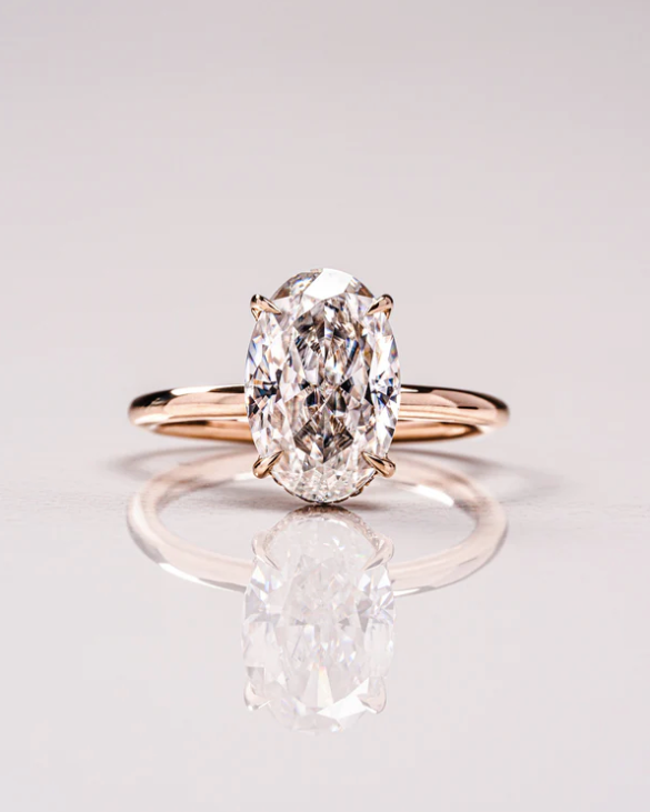 Anillo de compromiso con diamante de laboratorio 2.00 ct corte oval en oro rosa, diseño solitario de cuatro garras.